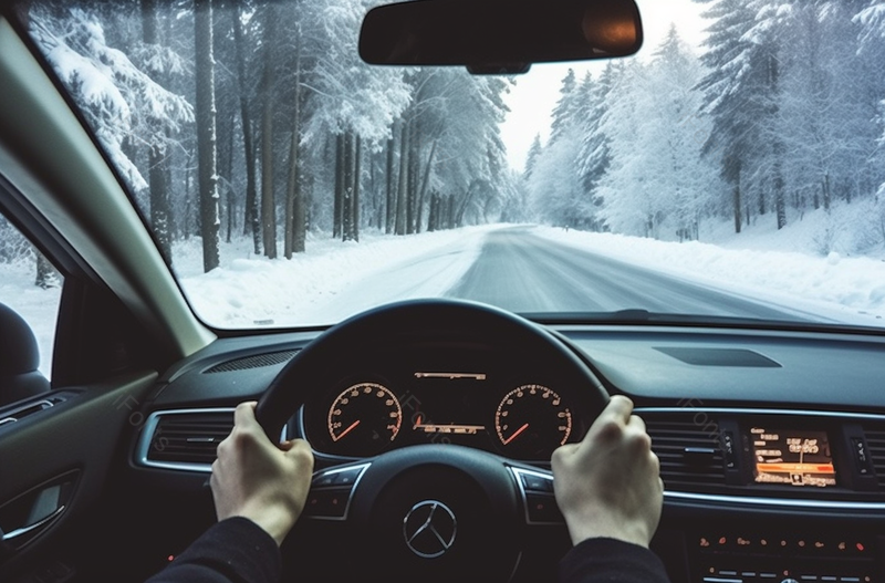 一个人在下雪的树林里开车的背景,高清,摄影图,摄影图片,图片大全,摄影图免费下载